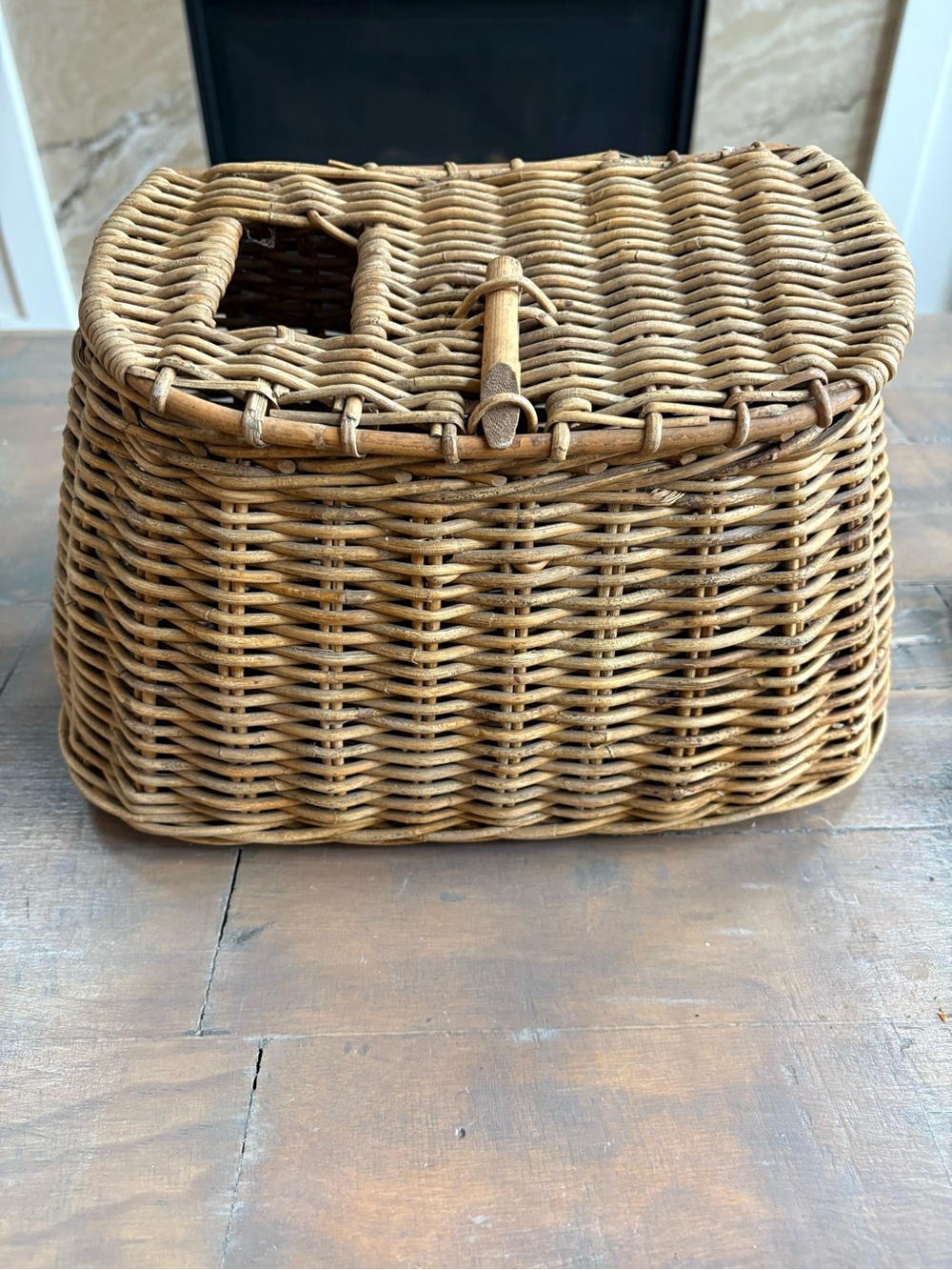 Woven Rattan Fishing Creel Basket with Lid - Natural Brown